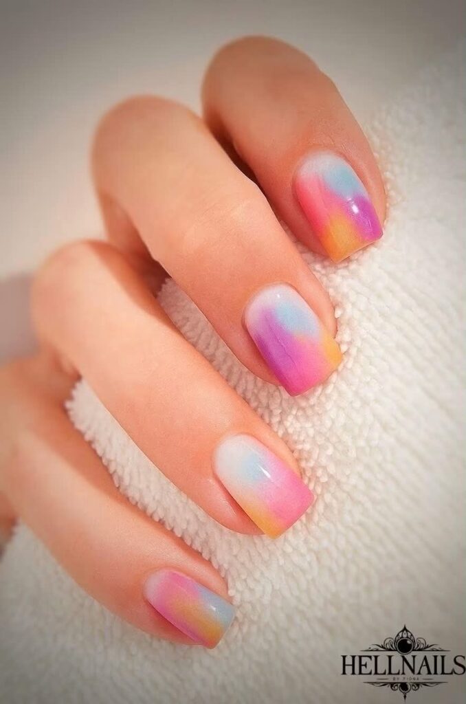 Pose en gel forme amande avec nails art ombré aquarelle realise par Hellnails by Fiona, prothésiste ongulaire à domicile près de Thionville
