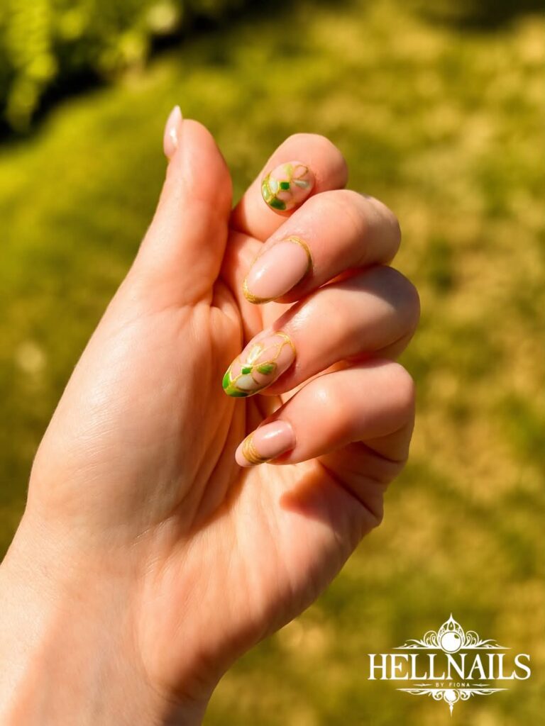 Pose en gel forme amande avec nails art vitrail contour doré realise par Hellnails by Fiona, prothésiste ongulaire à domicile près de Thionville