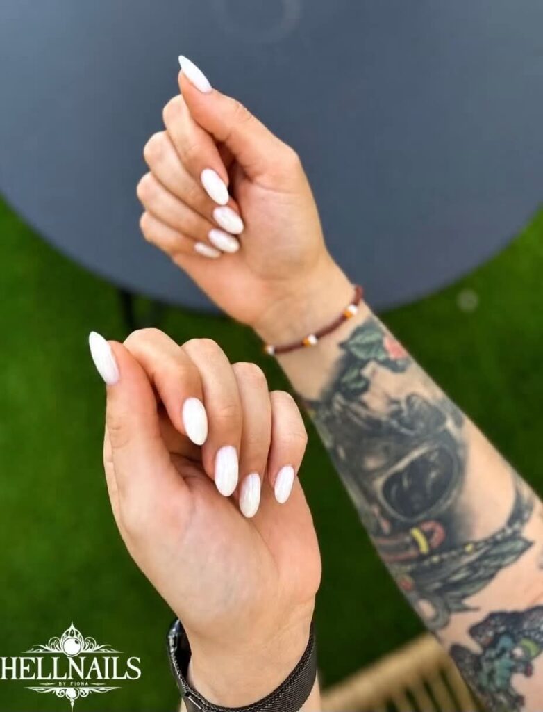 Pose en gel forme amande blanc milky realise par Hellnails by Fiona, prothésiste ongulaire à domicile près de Thionville