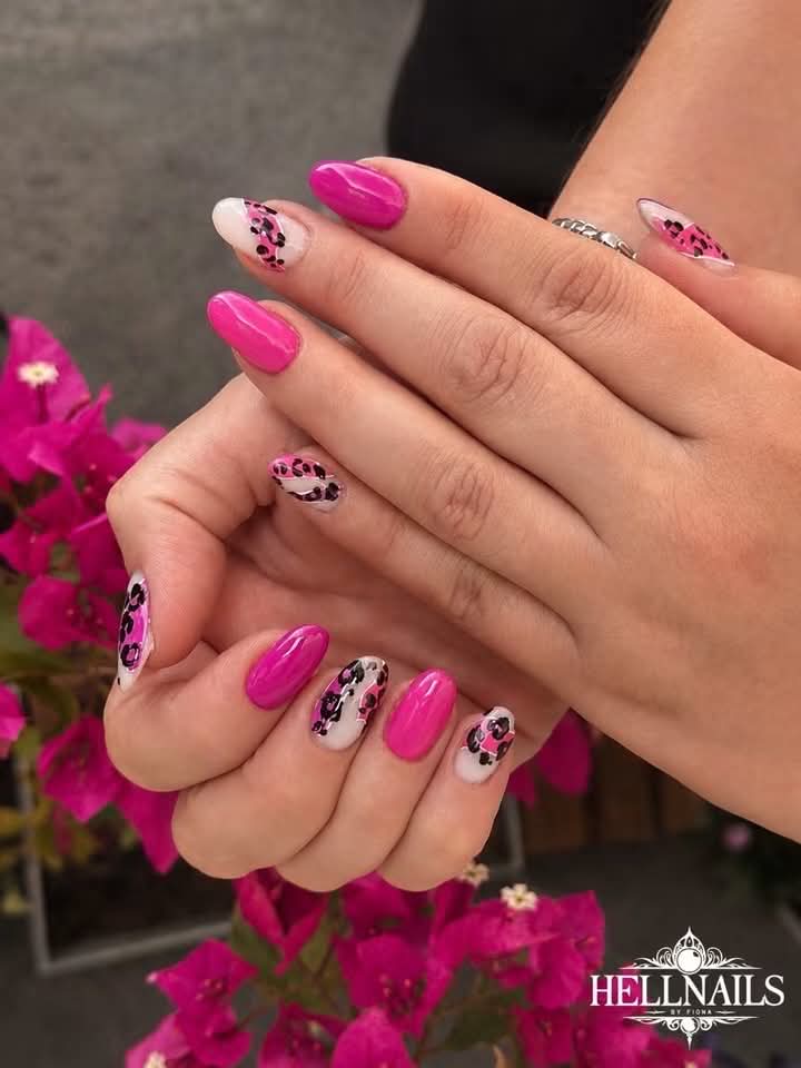 Pose en gel forme amande avec nails art leopard rose realise par Hellnails by Fiona, prothésiste ongulaire à domicile près de Thionville